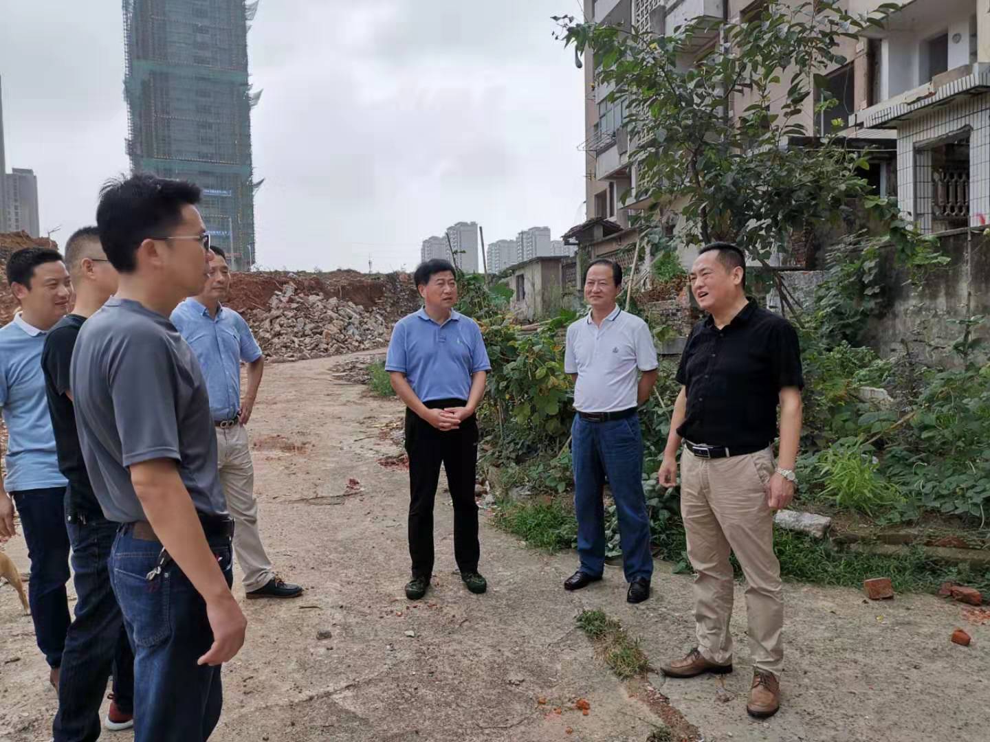 為加快方家沖、造紙廠和桂花園新安置區(qū)建設(shè)，2019年9月5日下，市城建集團(tuán)總經(jīng)理衛(wèi)民陪同市政府副秘書長劉陳寅深入項(xiàng)目建設(shè)現(xiàn)場，調(diào)度推進(jìn)安置區(qū)征遷工作.jpg