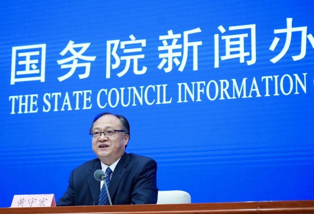 5月22日，國(guó)務(wù)院新聞辦邀請(qǐng)政府工作報(bào)告起草組負(fù)責(zé)人、國(guó)務(wù)院研究室主任黃守宏解讀政府工作報(bào)告有關(guān)情況。新華社記者　陳建力　攝