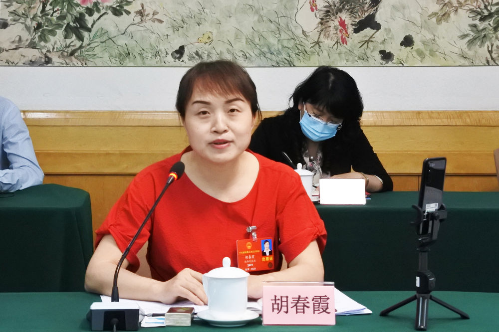 5月23日，全國(guó)人大代表胡春霞在參加分組審議政府工作報(bào)告時(shí)發(fā)言。新華社記者　吳雨　攝