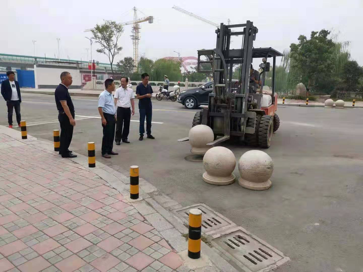 為向新中國成立七十周年獻(xiàn)禮，市城建集團(tuán)攻堅(jiān)克難，實(shí)現(xiàn)了北門棚改區(qū)域民生路10月1日零時順利通車。國慶假期，市城建集團(tuán)堅(jiān)持做好一線工作，在與交警部門共同做好民生路通車保障工作外，抓細(xì)節(jié)，抓落實(shí)，確保其他各項(xiàng)工作有序推進(jìn)。.jpg